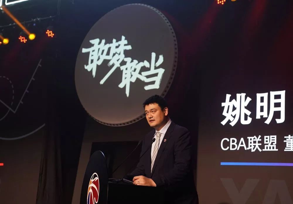 在客厅做瑜伽的小姨子